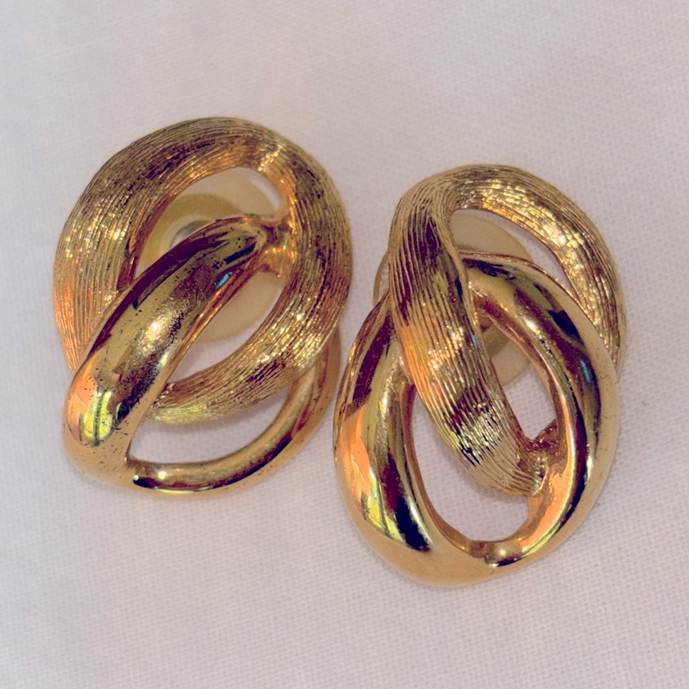 Napier Signed Classics in Shining Gold with Brushed Interlocking Links